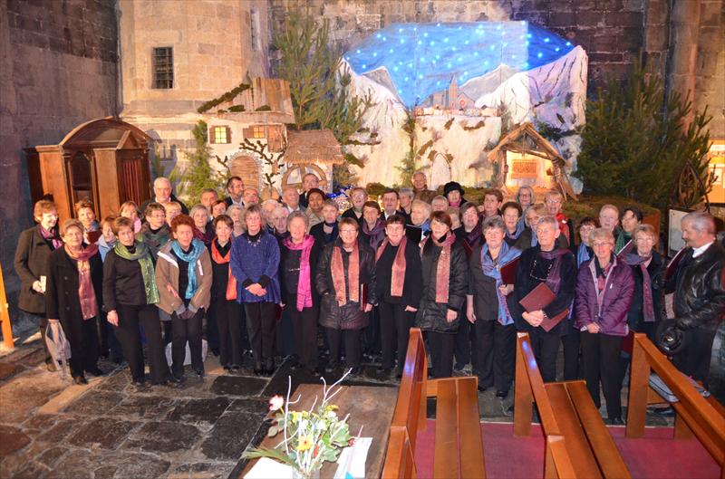 Le choeur du Roc devant la crêche cathédNoël 2013